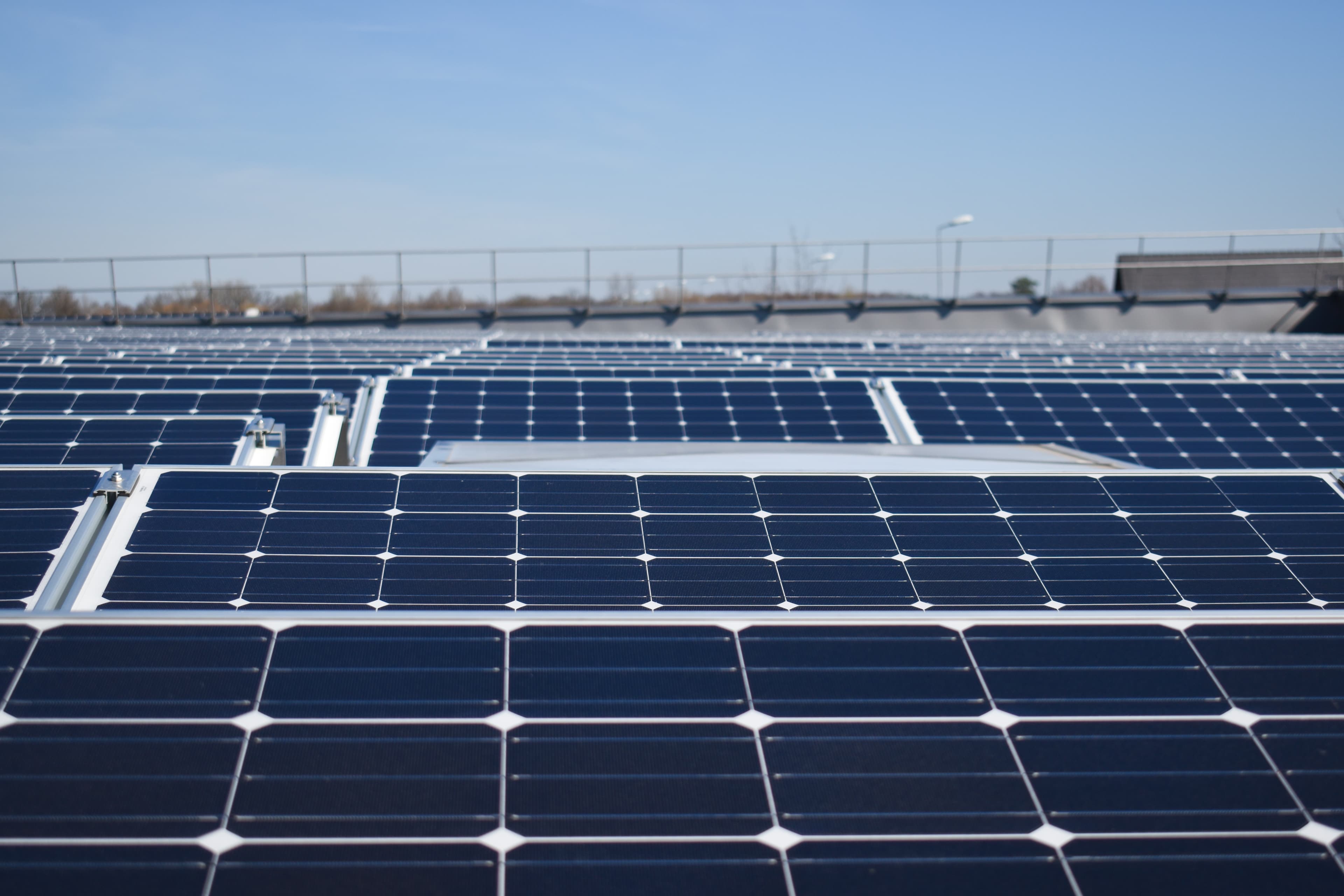 Panneaux photovoltaïques sur la toiture de l’usine MULTI-PLIS